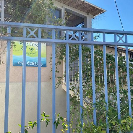 בין יער לים Villa Shelomi Exteriör bild