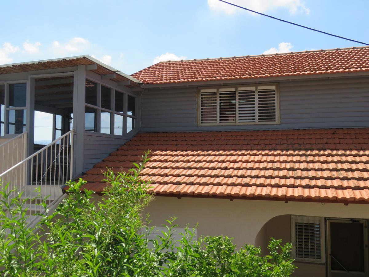 בין יער לים Villa Shelomi Exteriör bild